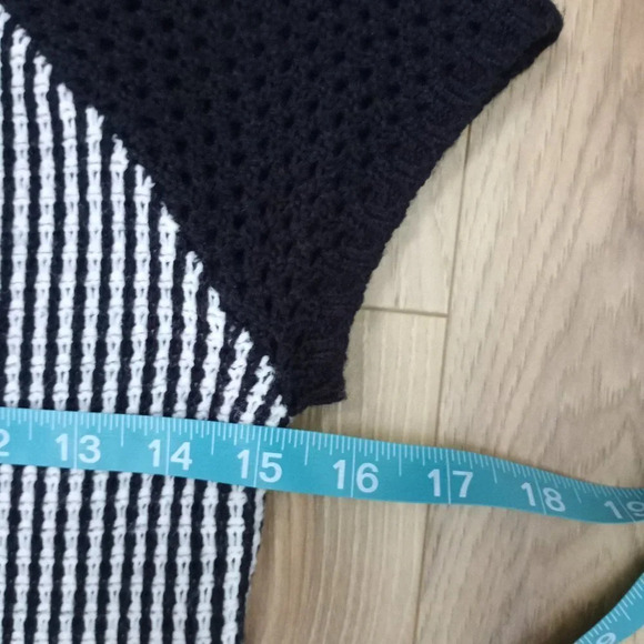 Made For Me to Look Amazing Black /White Crochet sweater dress Size Small - Picture 7 of 8